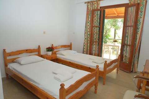 Standard Studio, Garden View | Free WiFi, bed sheets