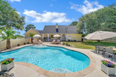 Enjoy the pool with built-in speakers and ambient lighting.