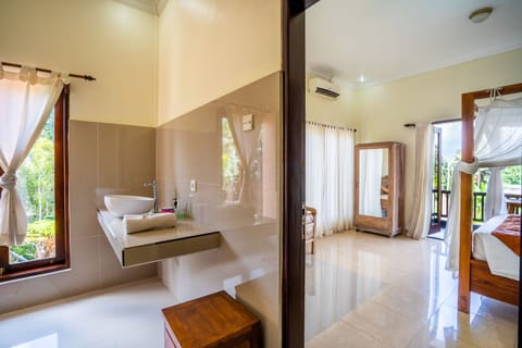 Deluxe Room, 1 King Bed, Pool View | Free WiFi, bed sheets