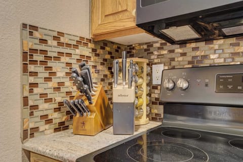 This culinary space is designed for ease, providing a full set of professional kitchen knives and a stocked spice rack for your convenience. Every detail is considered to ensure a seamless cooking experience during your mountain stay.