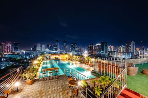 Outdoor pool, sun loungers