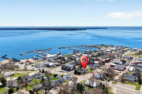 Great downtown location, close to water, ferry line and shops