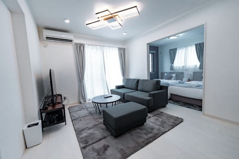 Basic House | Living area | Flat-screen TV