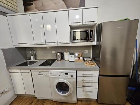 Executive Triple Room, Courtyard View | Private kitchen