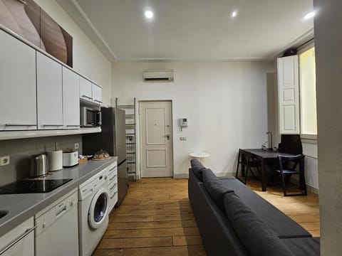 Executive Triple Room, Courtyard View | Private kitchen