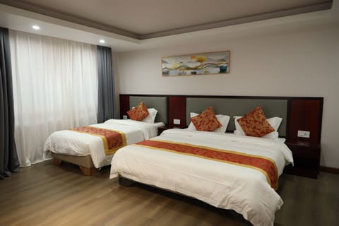 Family Triple Room | Desk, laptop workspace, soundproofing