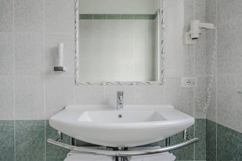 Superior Double Room | Bathroom | Hair dryer, towels, toilet paper