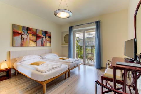 In-room safe, desk, free WiFi