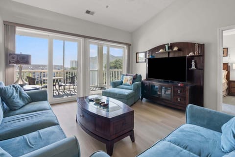 Condo, 3 Bedrooms | Living area