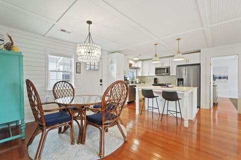 A fully equipped kitchen for simple meals and slow evenings at home.