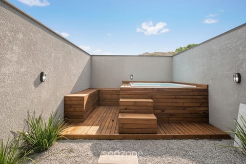 Basic Apartment | Outdoor spa tub