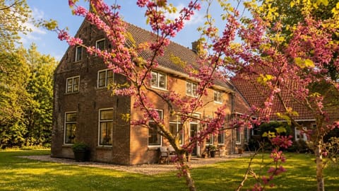 weidum-boerderij-met-bloesem