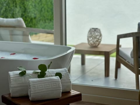 Deluxe Double Room, Patio, Courtyard View | Interior
