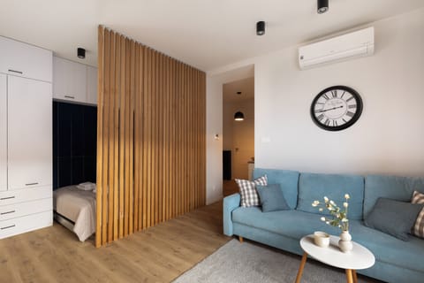 Deluxe Studio Suite, Air conditioning | Living area | Flat-screen TV