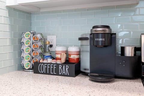 Coffee, Tea, Decaf, To Go Cups, Keurig Deluxe, Creamer