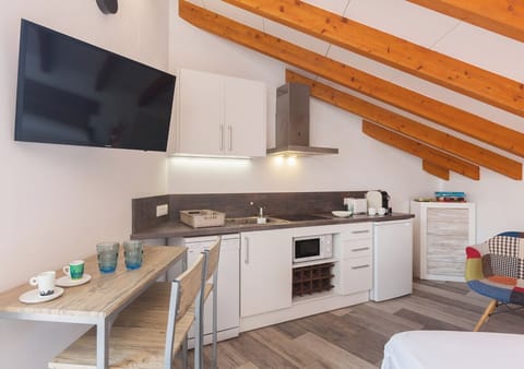 Standard Apartment, City View | Private kitchen