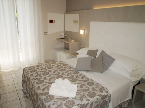 Triple Room | In-room safe, desk, soundproofing, free WiFi