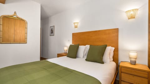 Bright master bedroom with a double bed, built-in wardrobes, bedside lamps, and soft green decor.
#MasterBedroom #VilamouraStay #ComfortAndStyle #AlgarveRental