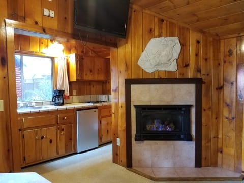 Cottage, 1 Queen Bed, Fireplace (Cottage 2) | Individually decorated, individually furnished, blackout drapes