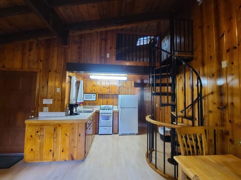 Deluxe Cottage, 1 Bedroom, Fireplace, River View (Cottage 11A) | Individually decorated, individually furnished, blackout drapes