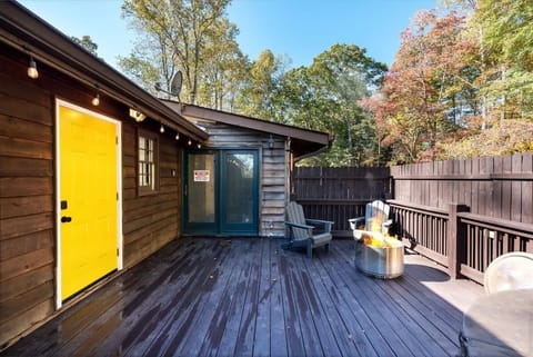Yellow Door on the farm - private porch with fire pit and hot tub