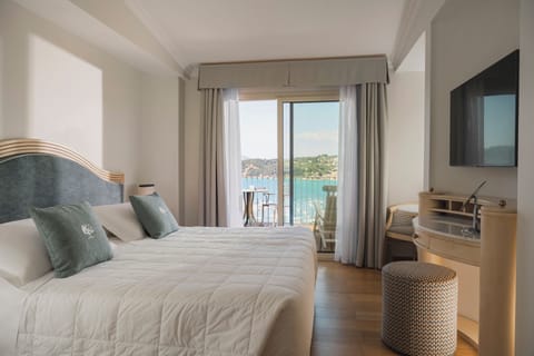 Deluxe Double Room, Balcony, Sea View | Minibar, in-room safe, desk, laptop workspace