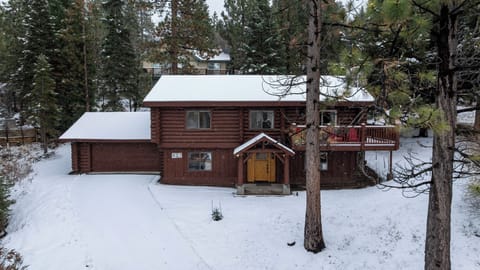 Its a winter wonderland with all the snow and large private lot for snow play!