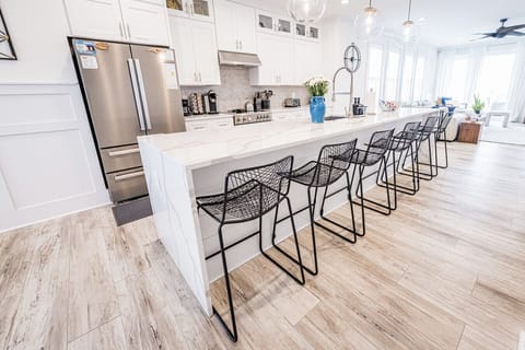 Open Kitchen with plenty of seating!