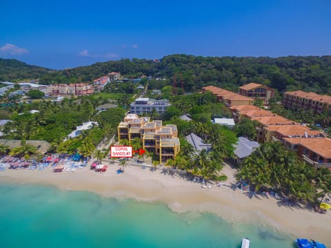 Prime beachfront spot at Coral Sands—steps from stunning Roatán waters!
