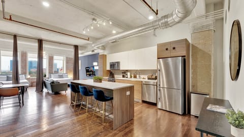 5th story loft! Light-filled urban retreat in the center of Downtown Dallas!