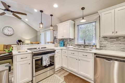 Property Interior | Central A/C & Heating | Free WiFi