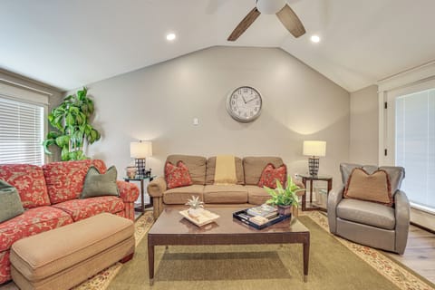 Chattanooga Vacation Rental | 2BR | 1BA | 812 Sq Ft | 2 Steps Required