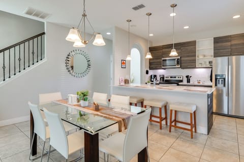 Dining Area & Kitchen | Free WiFi