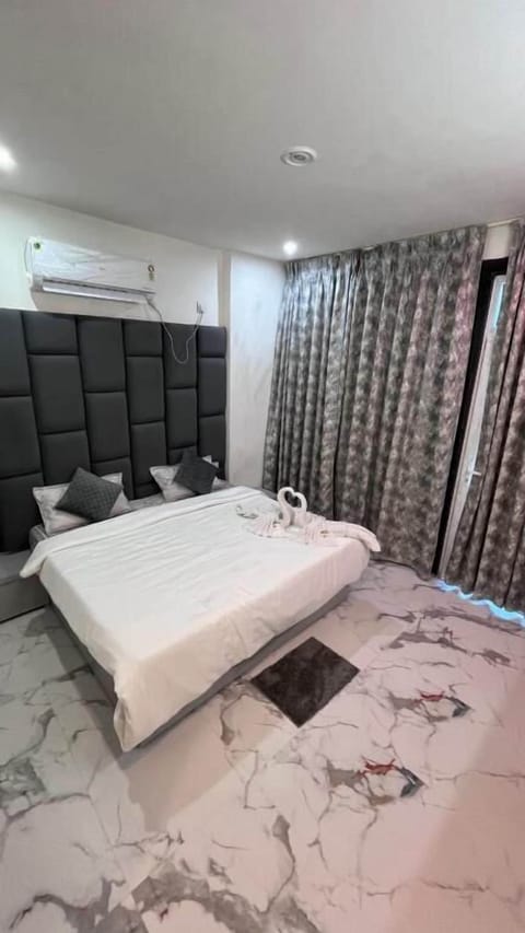 Comfort Villa, 3 Bedrooms, Kitchenette, Ground Floor | Desk, iron/ironing board, free WiFi, wheelchair access