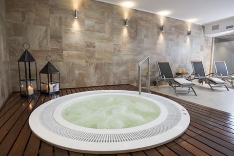 Hydrotherapy, facials, 2 treatment rooms, manicures and pedicures