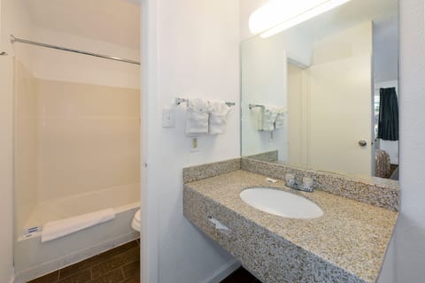 Combined shower/tub, towels