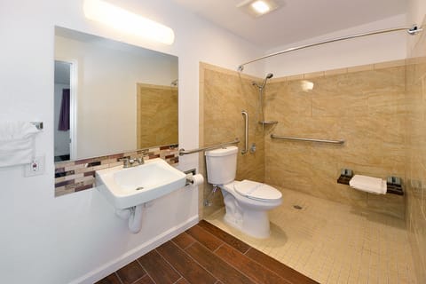 Combined shower/tub, towels