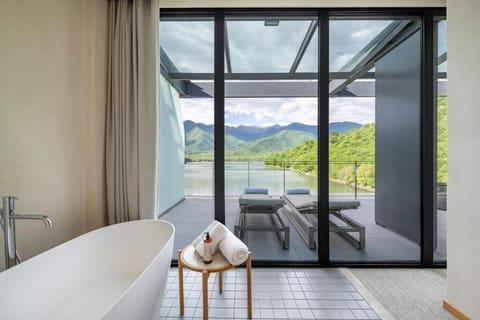 Suite, Balcony, Lake View | Interior
