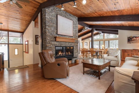 House, 4 Bedrooms | Living area | Smart TV