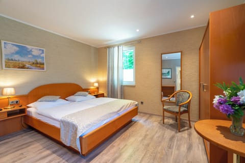 Double Room, Garden View | Desk, iron/ironing board, free WiFi