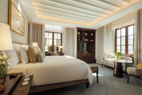 Junior Suite | Premium bedding, minibar, in-room safe, iron/ironing board