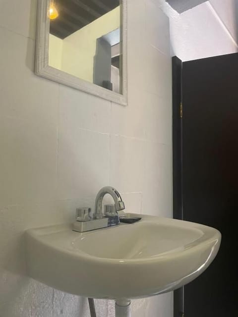 Classic Room | Bathroom | Towels, soap, shampoo, toilet paper