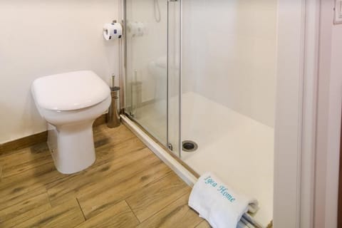 Standard Double Room | Bathroom