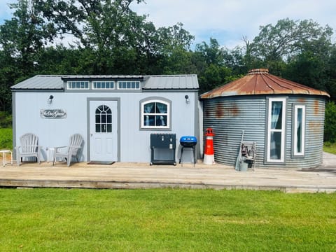 Nice Cozy Nautical Cabin and wonderful wraparound deck! Sleeps 4 Persons