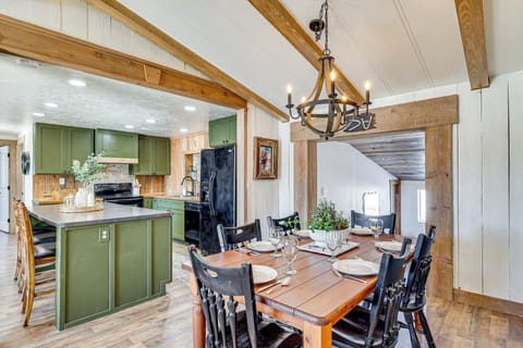 Dining Area | Dishware/Flatware Provided