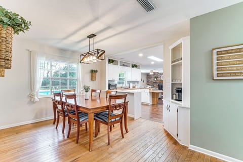 Property Interior | Central A/C & Heating | Free WiFi