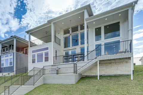 Willis Vacation Rental | 5BR | 4.5BA | 1 Step Required | 3,191 Sq Ft