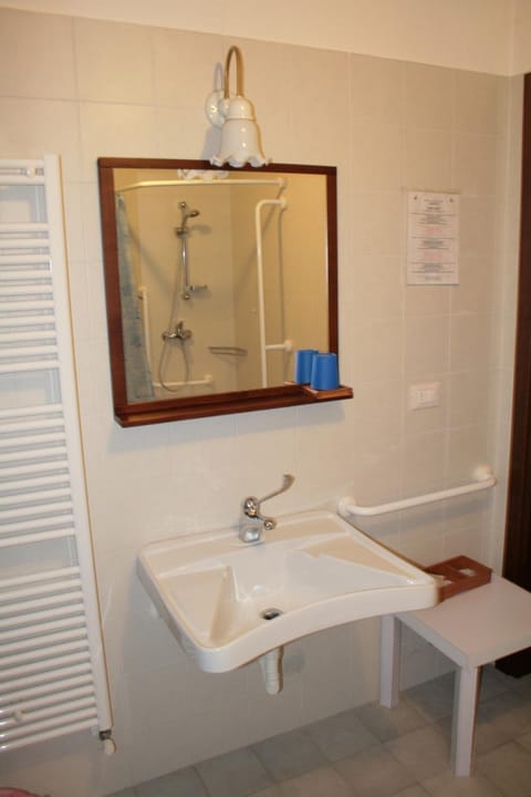 Shower, free toiletries, bidet, towels