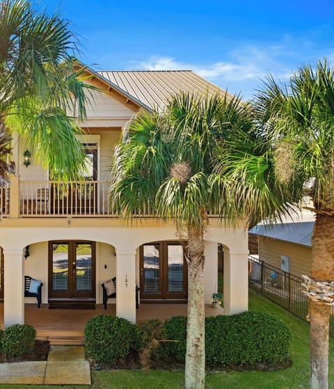1 block from beach in the desirable West Panama City