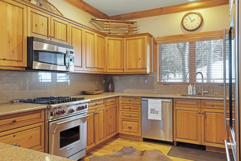 Wolf Range & Oven, Granite Counters